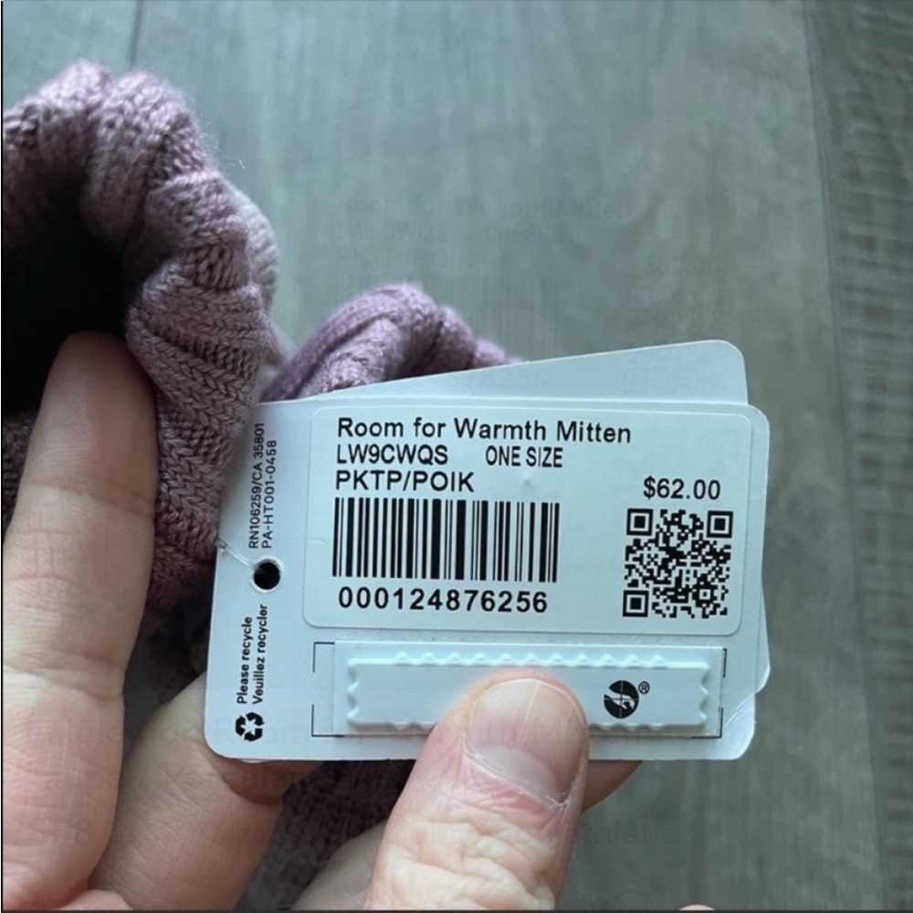 Lululemon Room for Warmth Mitten in Pink Taupe / Porcelain Pink - Picture 4 of 6